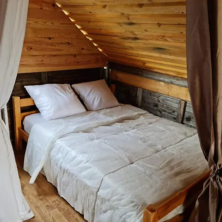 Luxusní stan Trappeur 2 Avec Les Chiens De Traineaux *